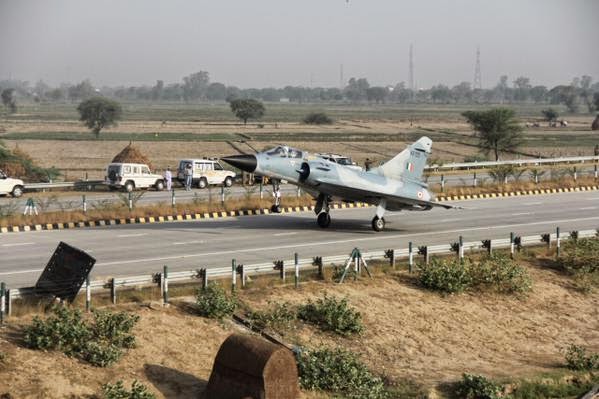 IAF Mirage 2000 on Yamuna Expressway near Delhi 2