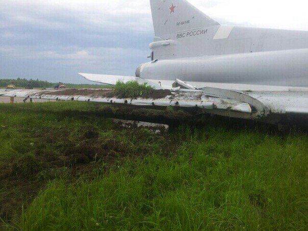 Russian Tu-22M3 strategic bomber slides off runway  (с) Yuri Borisov