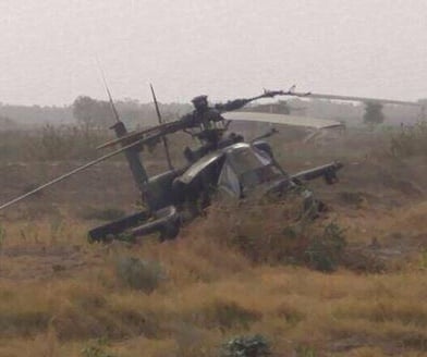 More-photos-of-Saudi-Apache-Ah-64-emergency-landing-near-Tewal-border-crossing-2