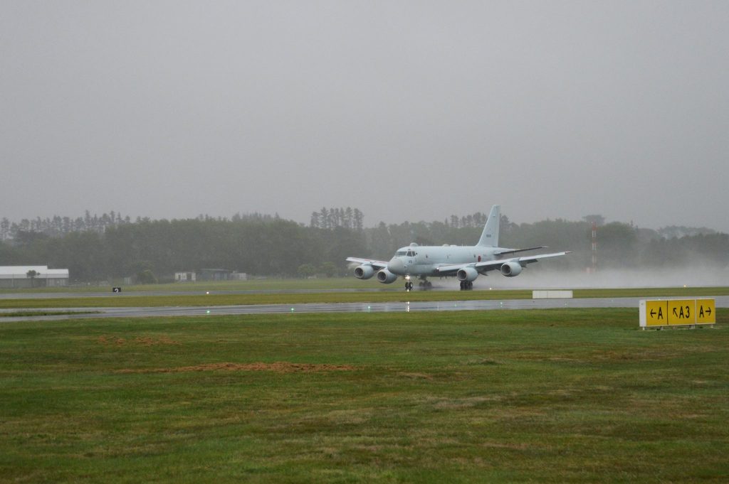 JMSDF P1 prepares to depart Whenuapai, watched by her support team (c) Royal New Zealand Air Force