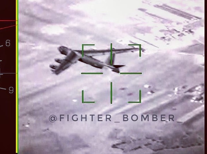 Ejército ruso publica una foto que muestra un bombardero B-52 volando sobre Siria