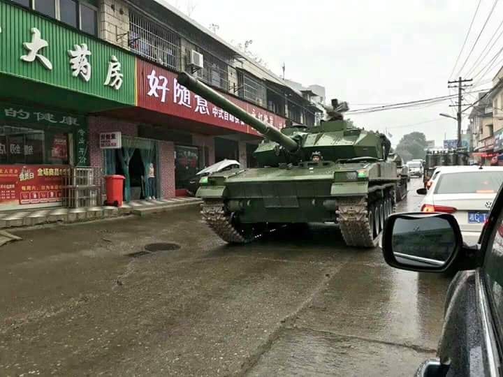 دبابه Type 15 الخفيفه تدخل الخدمه رسميا في الجيش الصيني  DQIqs8cXkAQuF4l