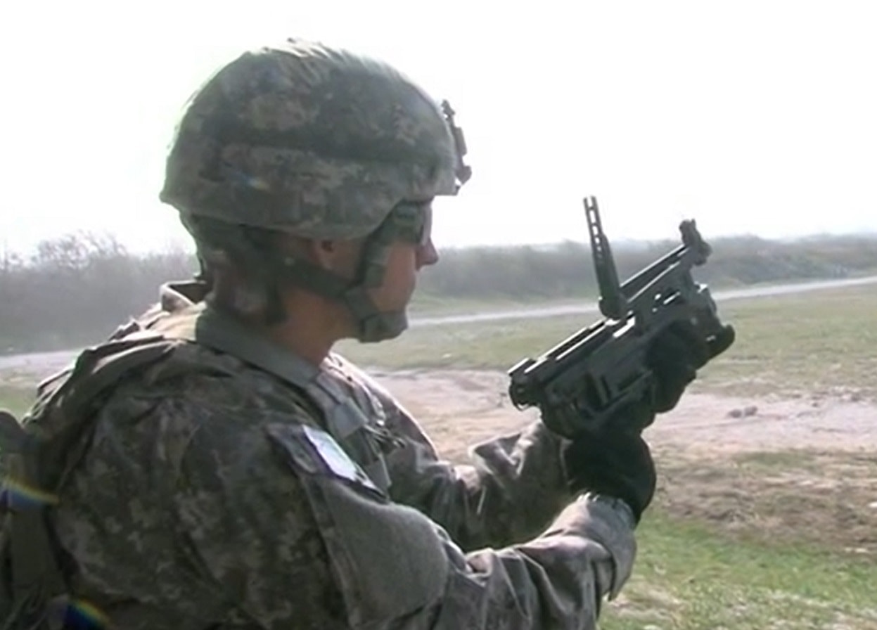 US Soldiers Fire the New Single-Shot 40 mm Grenade Launcher
