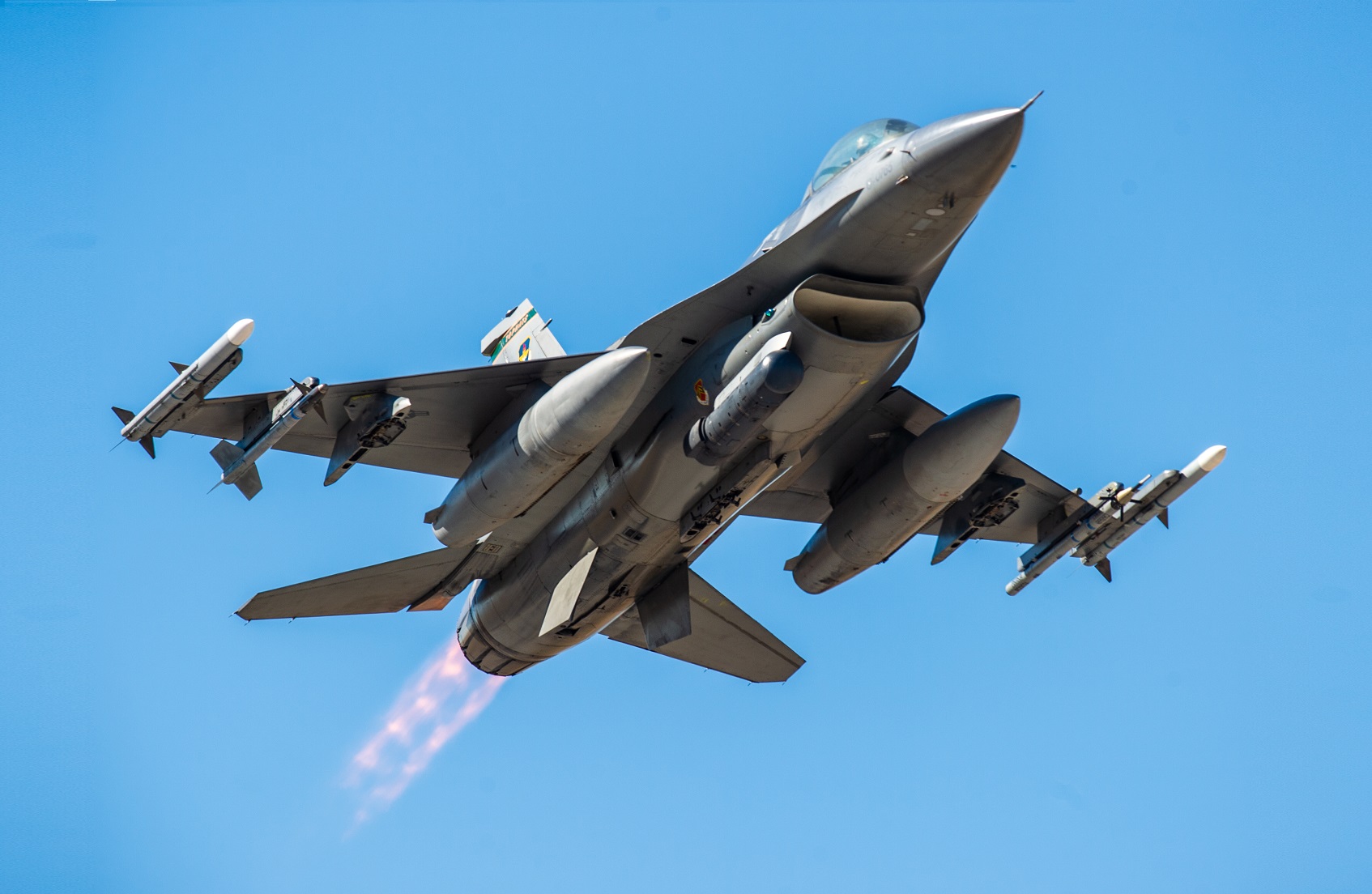 Pentagon announce $1 billion F-16's AESA гadaгs oгdeг