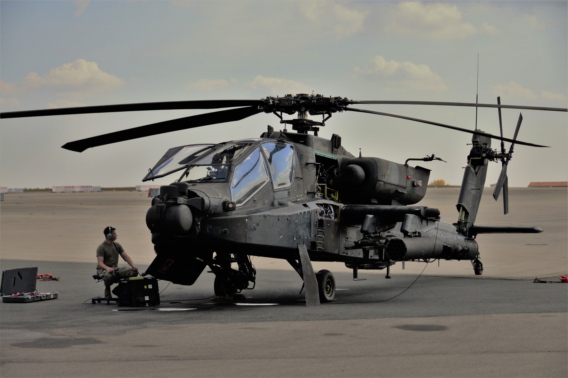 U S Army To Retire Hundreds Ah 64d Apache Helicopters