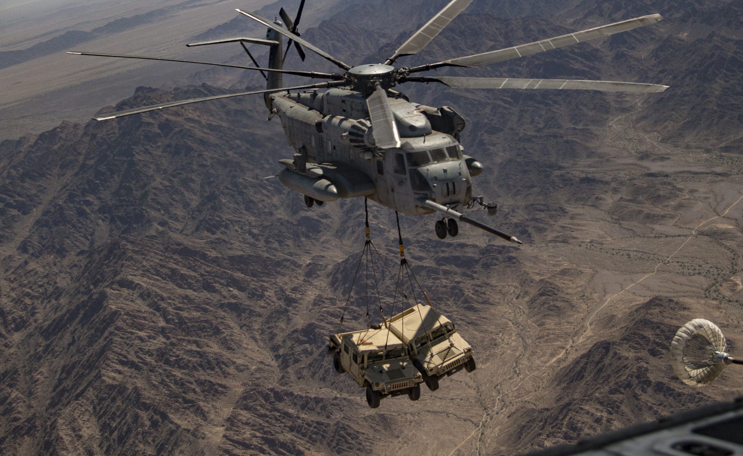 U S Marines Releases Fascinating Video Of Heavy Lifts With Ch 53 Helicopters