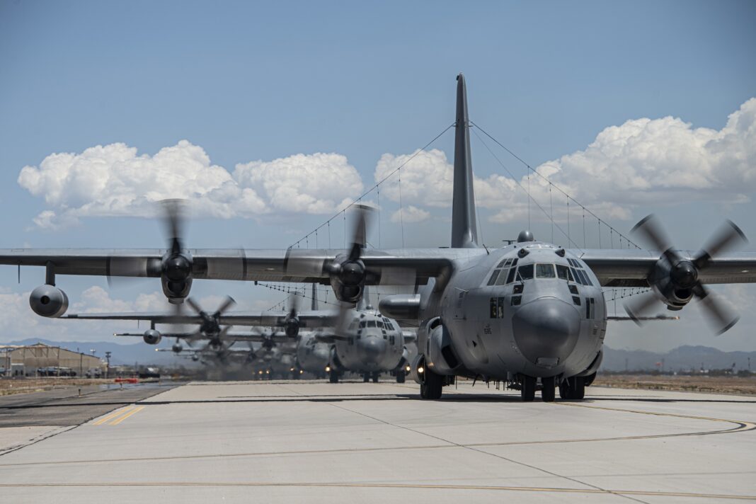 سبع طائرات تشويش تابعة للقوات الجوية الأمريكية من طراز EC-130H  تقوم "بمسيرة الفيل" في ولاية أريزونا