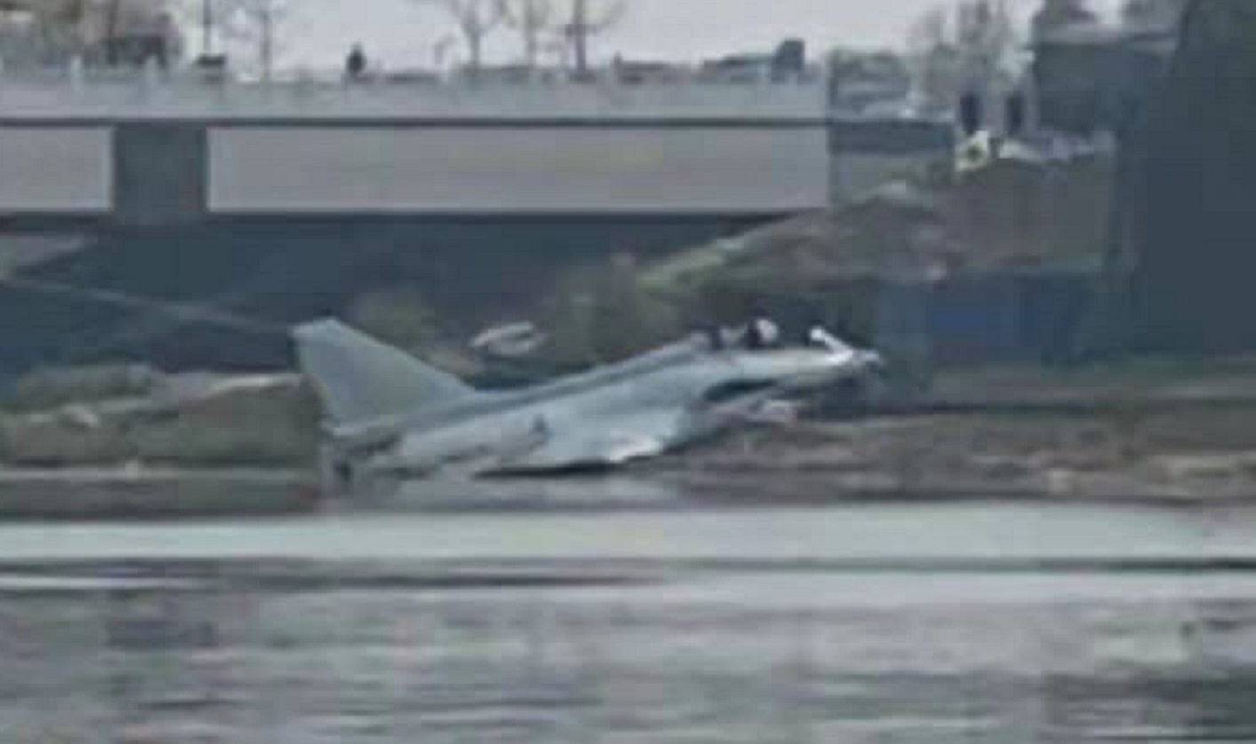 Video Emerges Of Chinese J-10 Fighter Jet Crashing Into River