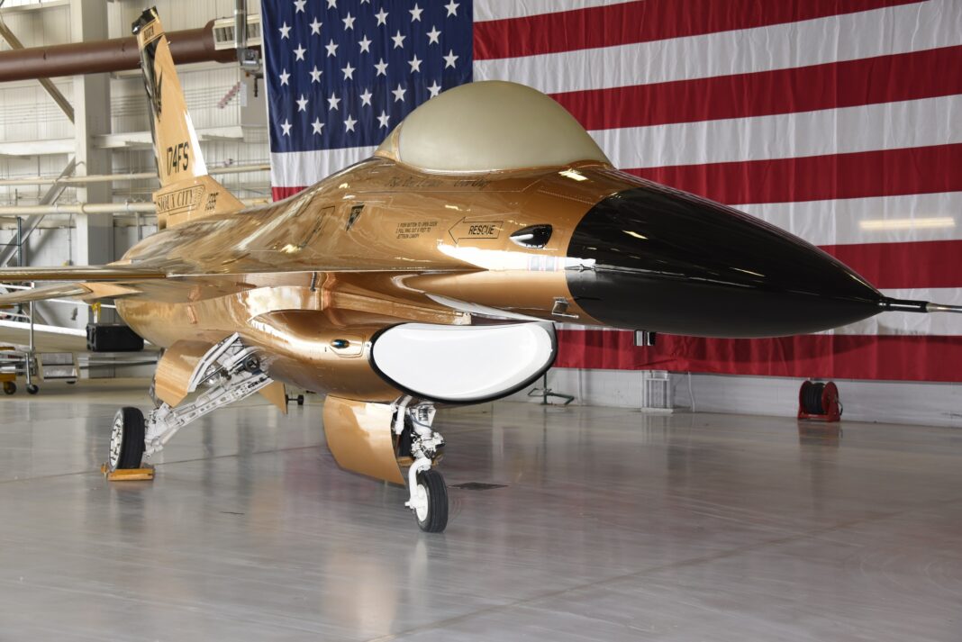 الحرس الوطني في آيوا يكشف النقاب عن طائرة F-16 الذهبية