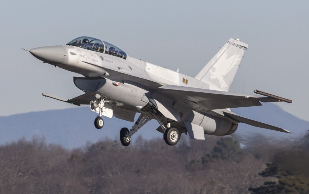أحدث نسخة من المقاتلة طراز F-16 block-70 للبحرين تجري أول رحلة لها