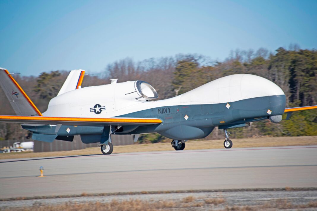 البحرية الأمريكية تجري اختبارًا مضادًا للجليد للطائرة بدون طيار MQ-4C Triton