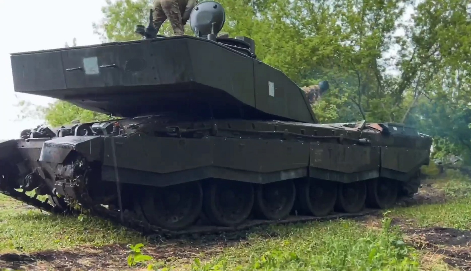 British Challenger 2 tank destroyed in combat for first time, Ukraine  footage shows, Ukraine