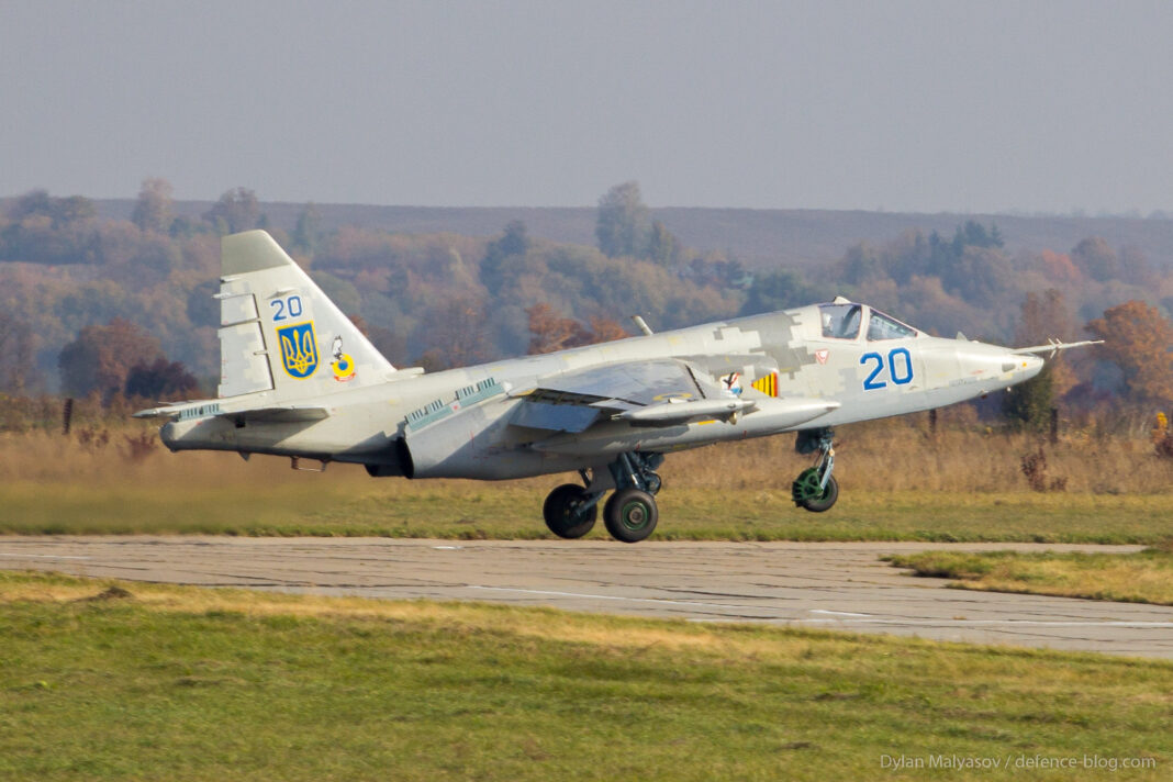 موسكو تسقط في فخ تدمير نموذج شرك mock-up للطائرة الأوكرانية Su-25